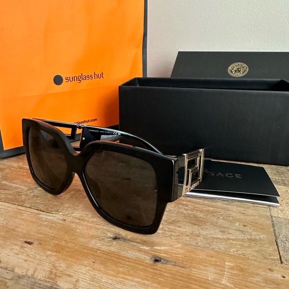 Versace sunglasses - Picture 2 of 7